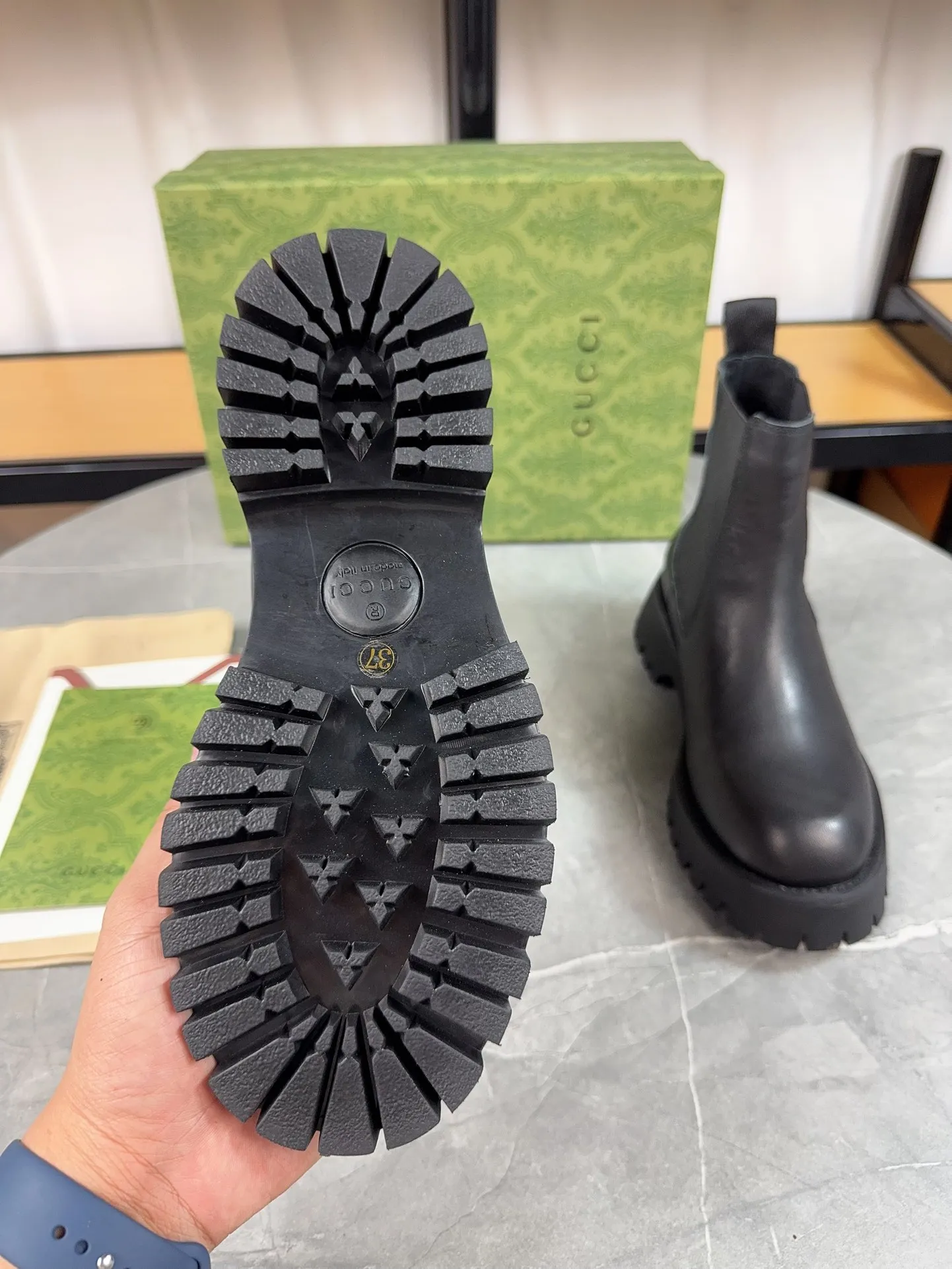 Men's shoes 💰640💰 New model from Gucci, double GG groove thick-soled loafers. The original version is made 1:1. Super beautiful quality, classic model at the counter. ❶Upper: original open-edge beaded cowhide ❷Inner lining: water-dyed cowhide ❸Feet: water-dyed cowhide ❹Outsole: ultra-light original sole ❺thick sole heightening: 3.5cn ❻Packing: original packaging ❼Number: 35-42 (41 41 customized, non-refundable) Men's model: 38-46 (45, 46 customized, non-refundable)